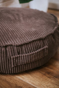 Bild in Galerie-Betrachter laden, Runder Sitzpuff aus Cord, perfekt für ein Kind - Komfort für Ihren Kleinen