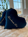 Carica l'immagine nel visualizzatore della galleria, Cuscino in velluto a forma di cuore per San Valentino con ricamo personalizzato