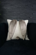 Charger l'image dans la visionneuse de la galerie, Coussin d'oreille de lapin avec bouclette - parfait comme cadeau et pour la décoration intérieure