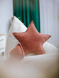 Cargar la imagen en la vista de la galería, Cojín decorativo estrella de pana