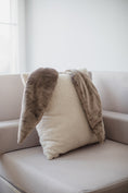 Charger l'image dans la visionneuse de la galerie, Coussin d'oreille de lapin avec bouclette - parfait comme cadeau et pour la décoration intérieure