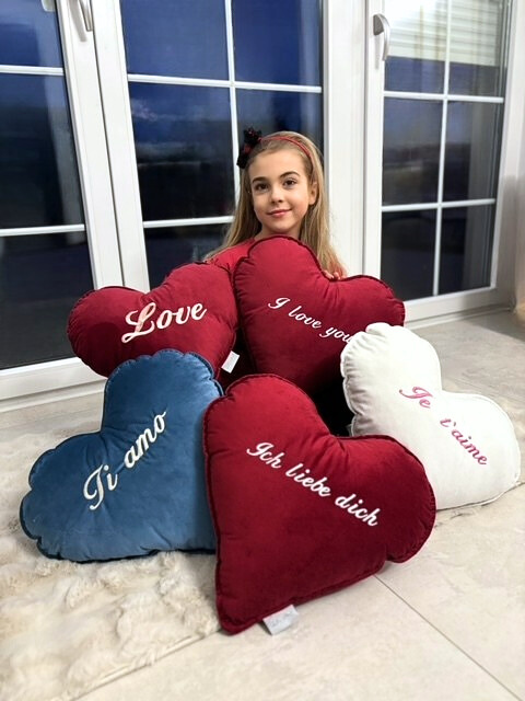 Cuscino in velluto a forma di cuore per San Valentino con ricamo personalizzato