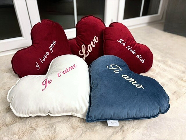 Coussin coeur en velours pour la Saint Valentin avec broderie personnalisée