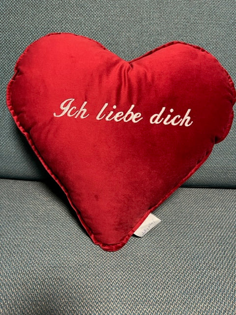 Herz-Samtkissen zum Valentinstag mit personalisierter Stickerei