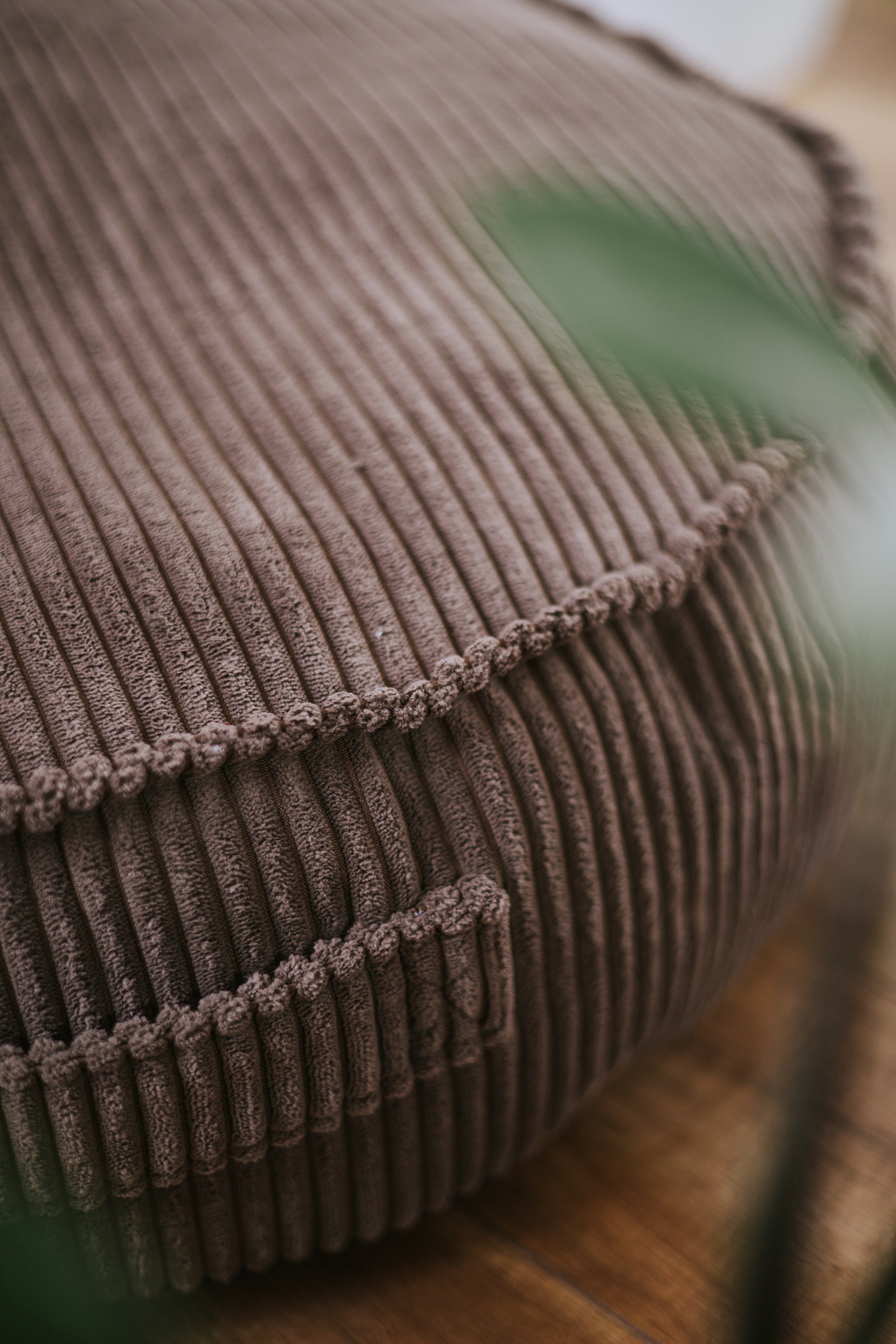 Pouf rotondo in velluto a coste, perfetto per un bambino - comfort per il tuo piccolo