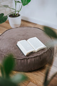 Carica l'immagine nel visualizzatore della galleria, Pouf rotondo in velluto a coste, perfetto per un bambino - comfort per il tuo piccolo
