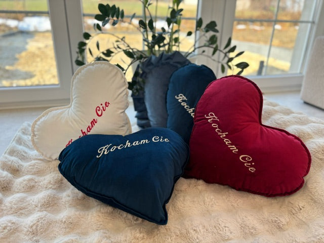 Coussin coeur en velours pour la Saint Valentin avec broderie personnalisée