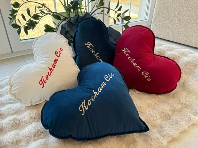 Coussin coeur en velours pour la Saint Valentin avec broderie personnalisée