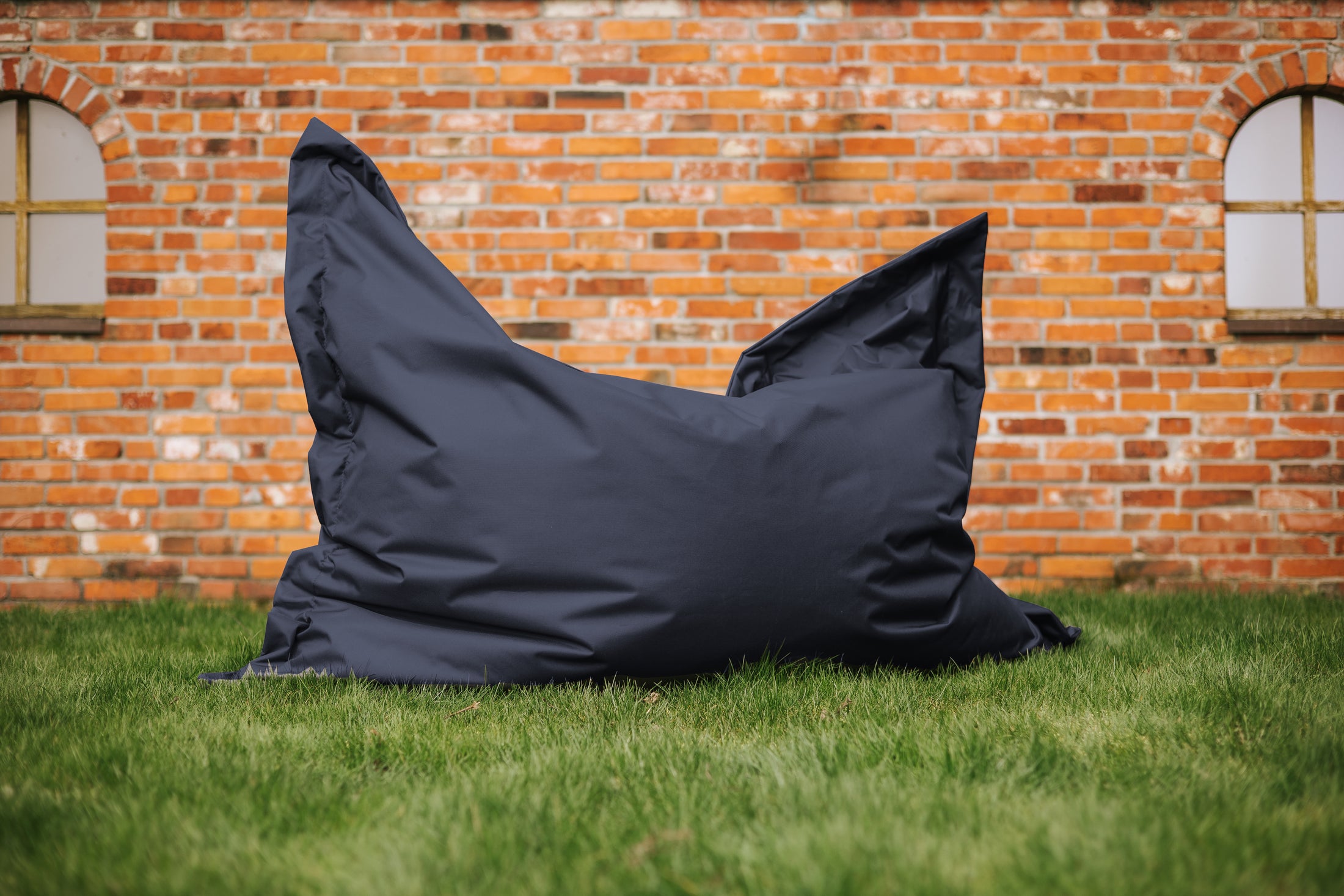 chilly pilley Sitzsack L XL XXL Bodenkissen Beanbag Styropor Füllung Riesensitzsack Sitzkissen Gartenkissen zum Liegen und Sitzen Wasserdicht Wasserabweisend