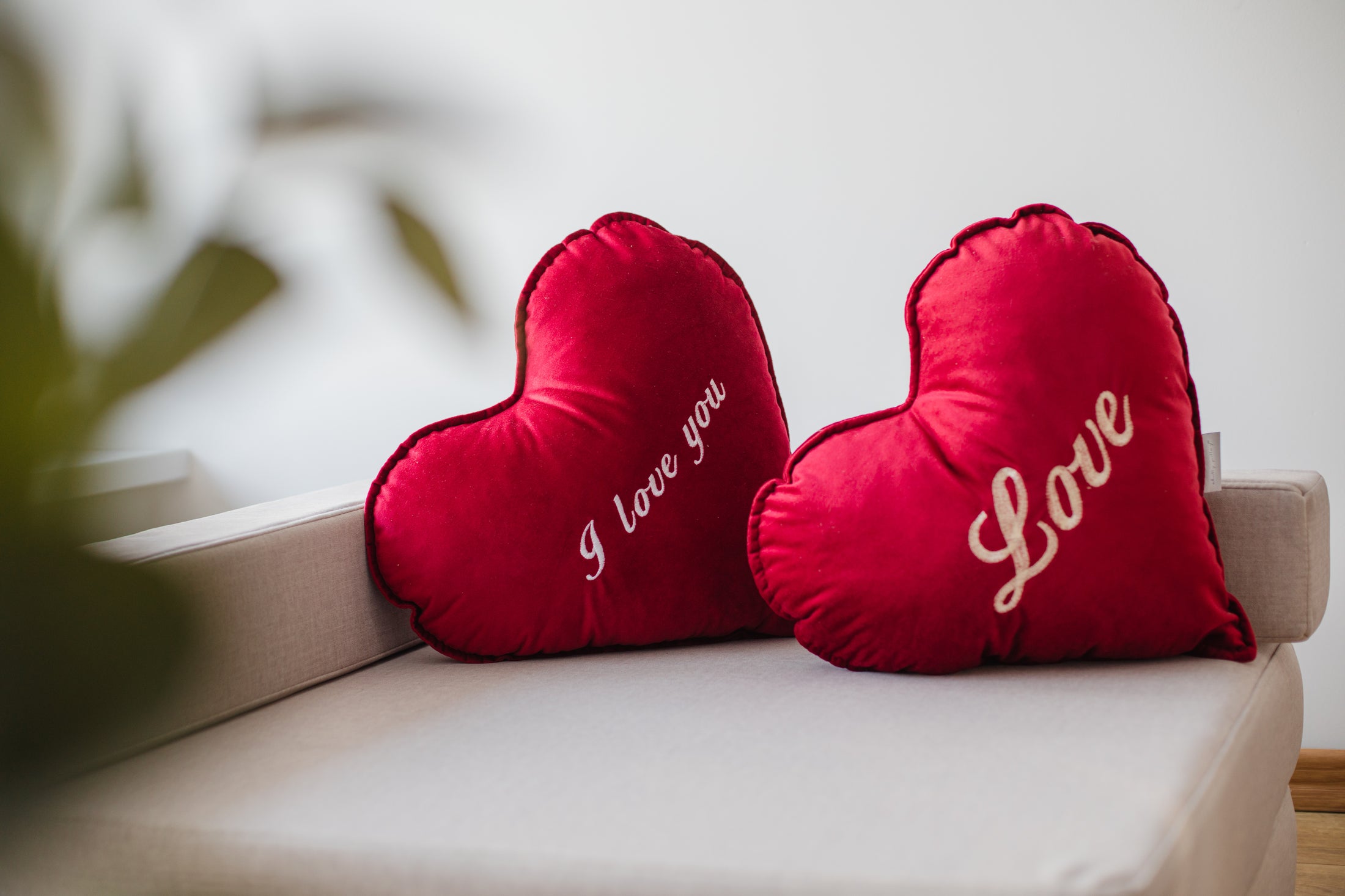 Coussin coeur en velours pour la Saint Valentin avec broderie personnalisée