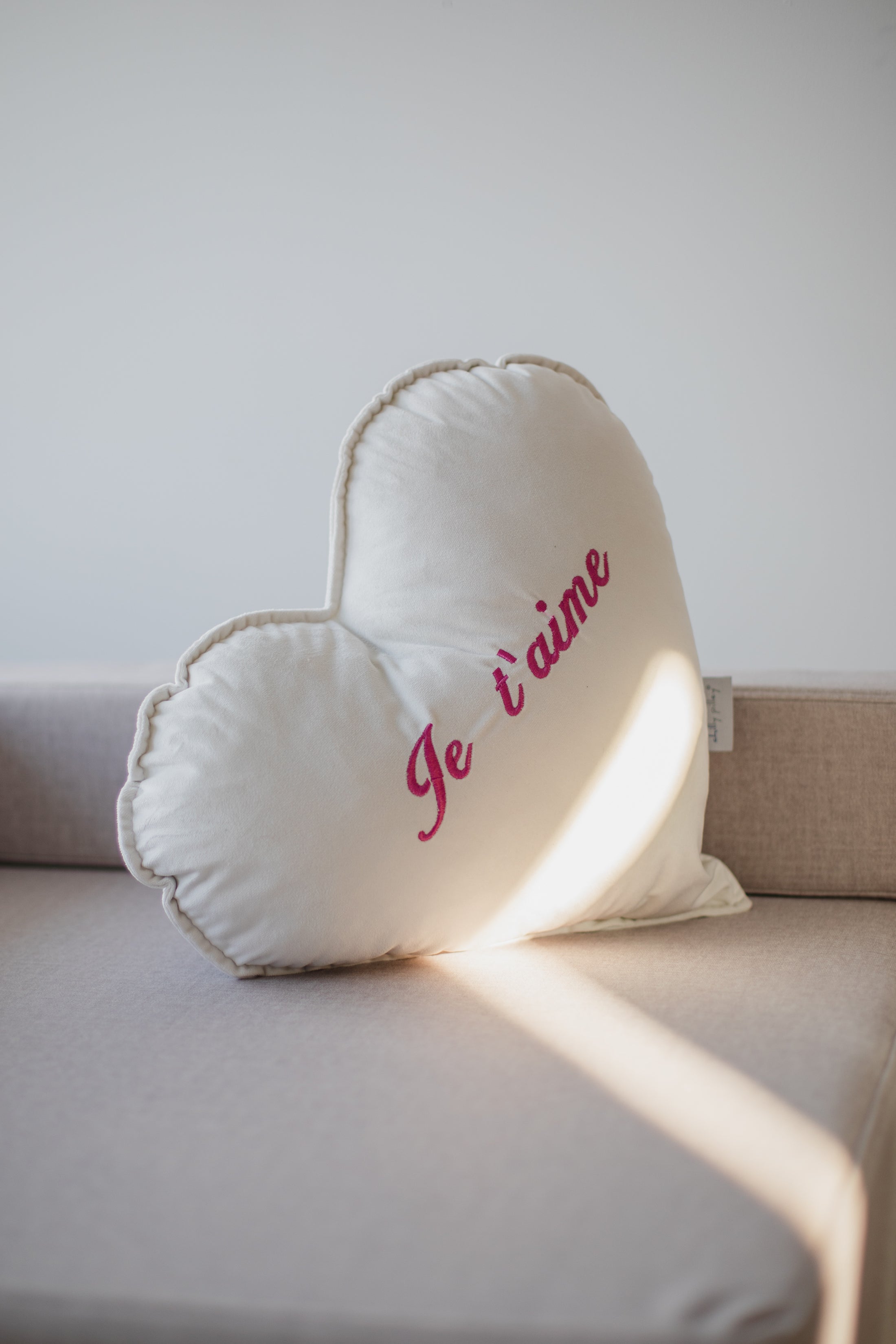 Coussin coeur en velours pour la Saint Valentin avec broderie personnalisée