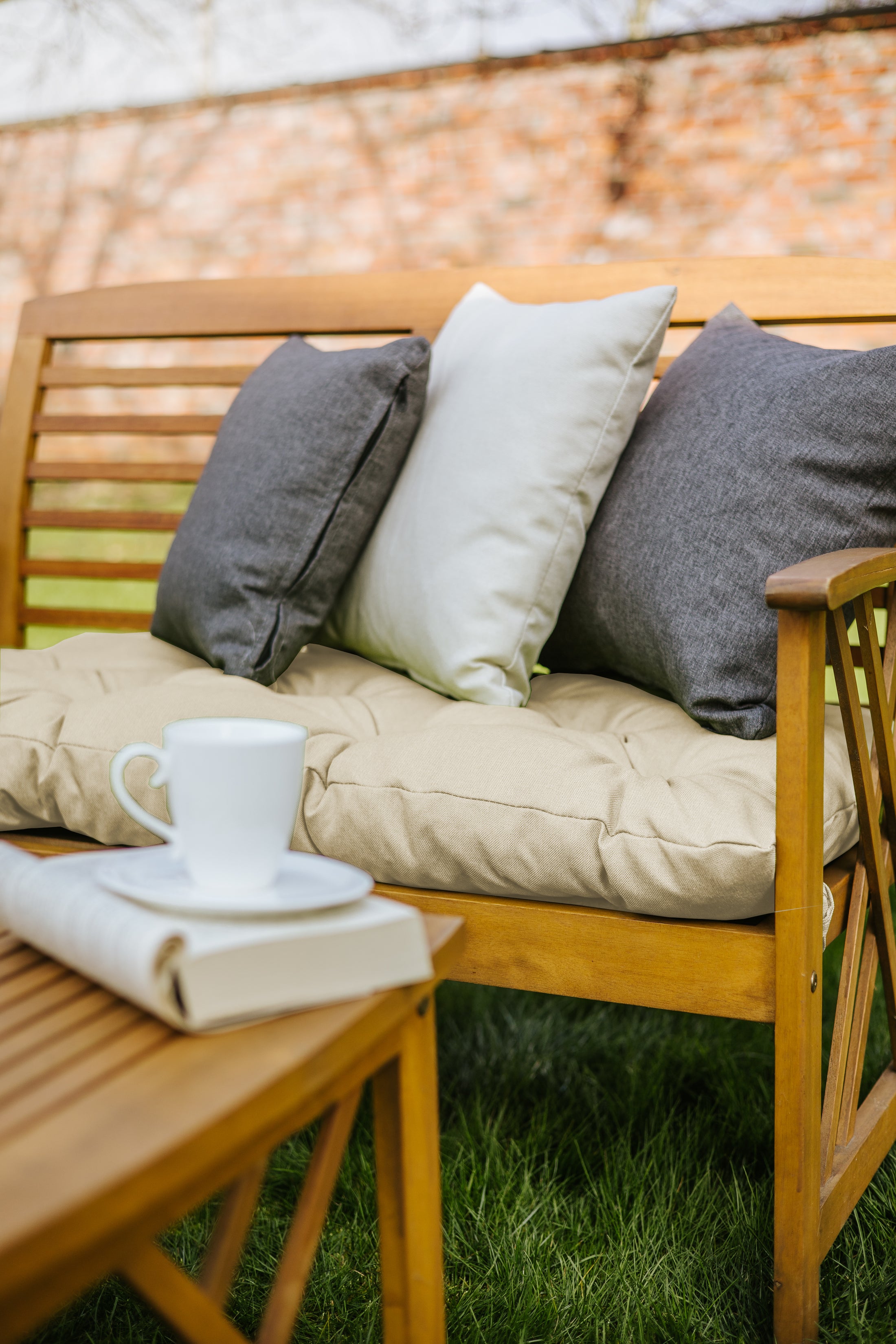 Gestepptes Gartenbankkissen mit Gürtelschlaufen