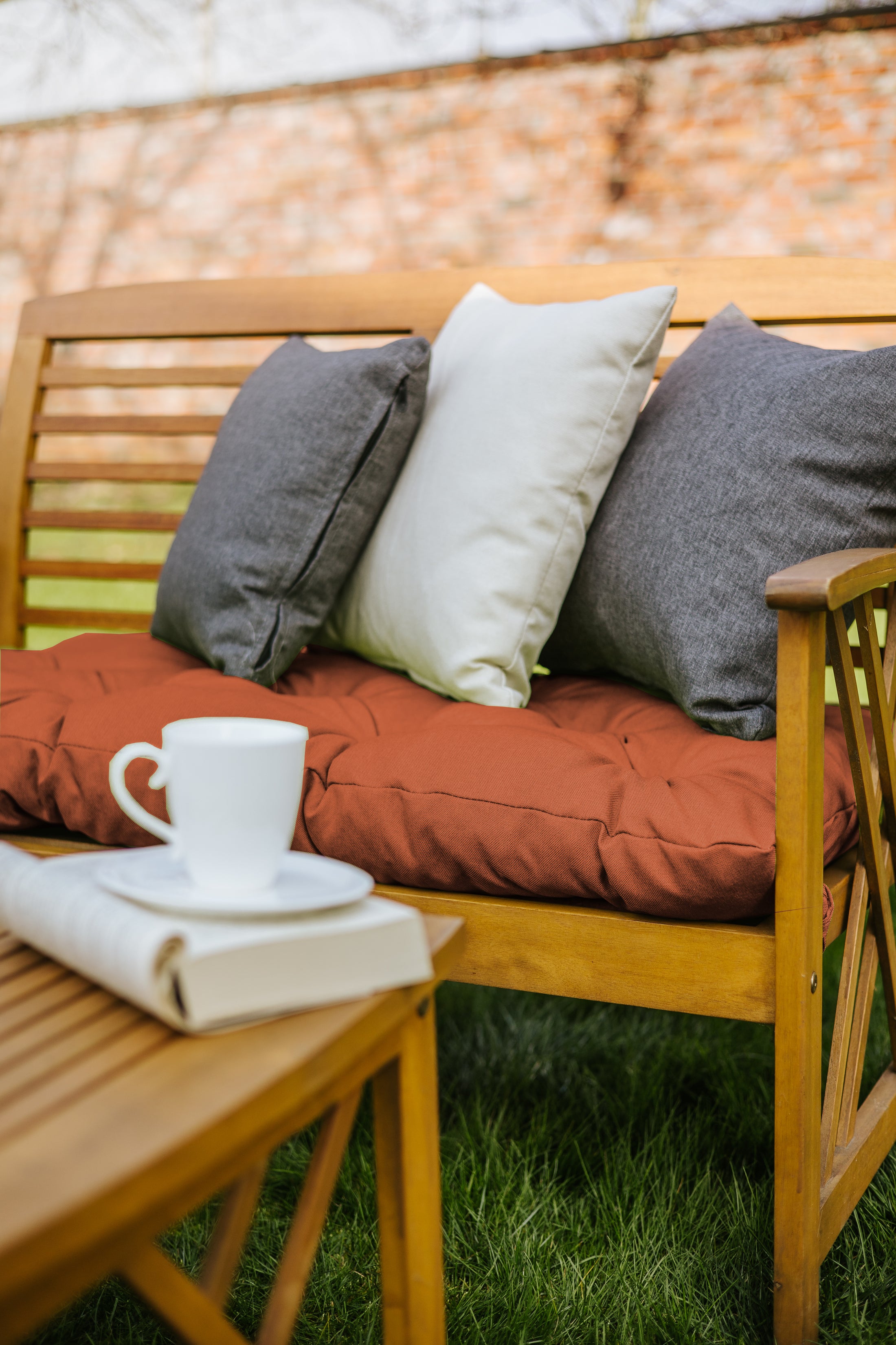 Gestepptes Gartenbankkissen mit Gürtelschlaufen