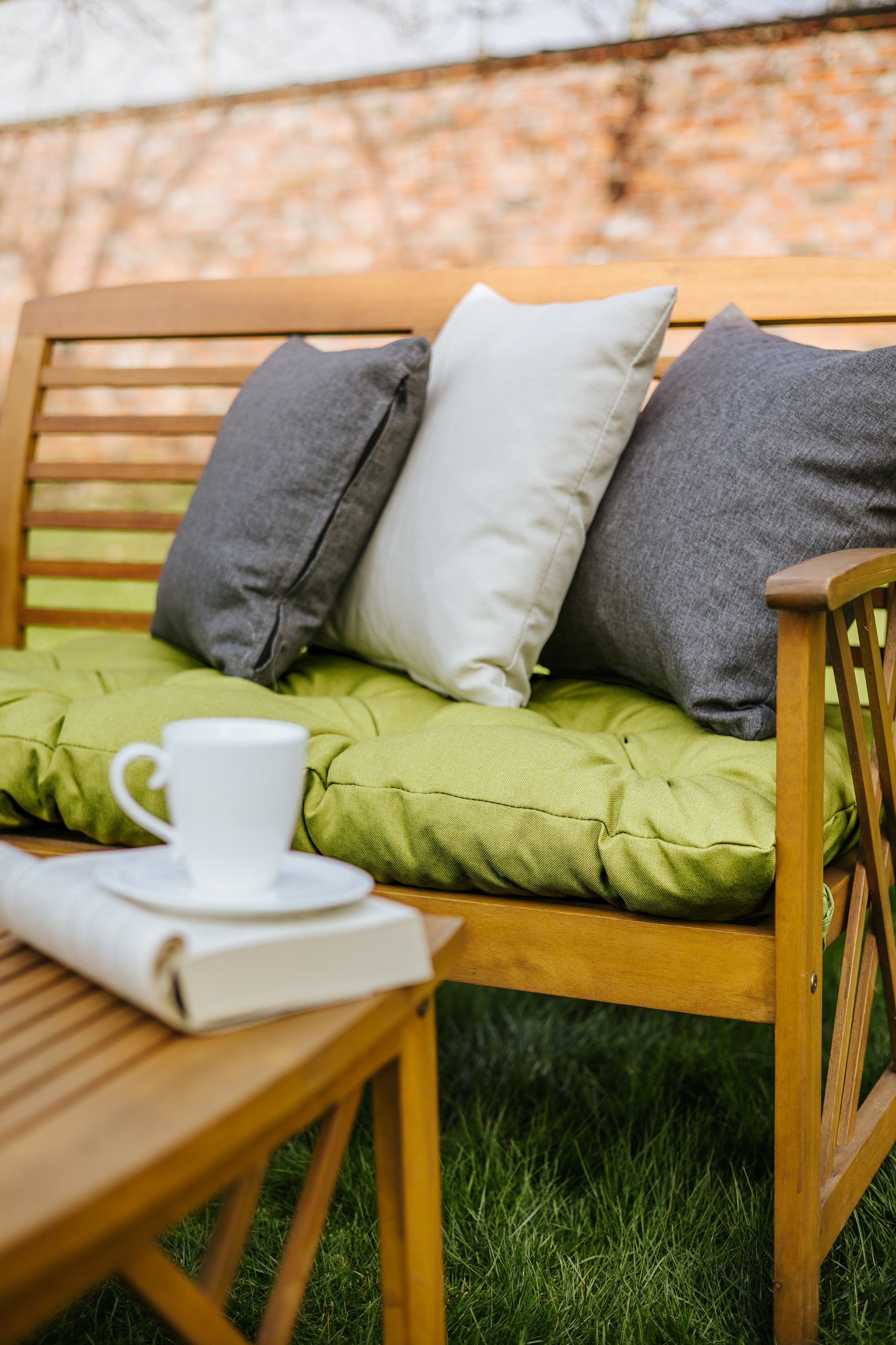 Gestepptes Gartenbankkissen mit Gürtelschlaufen