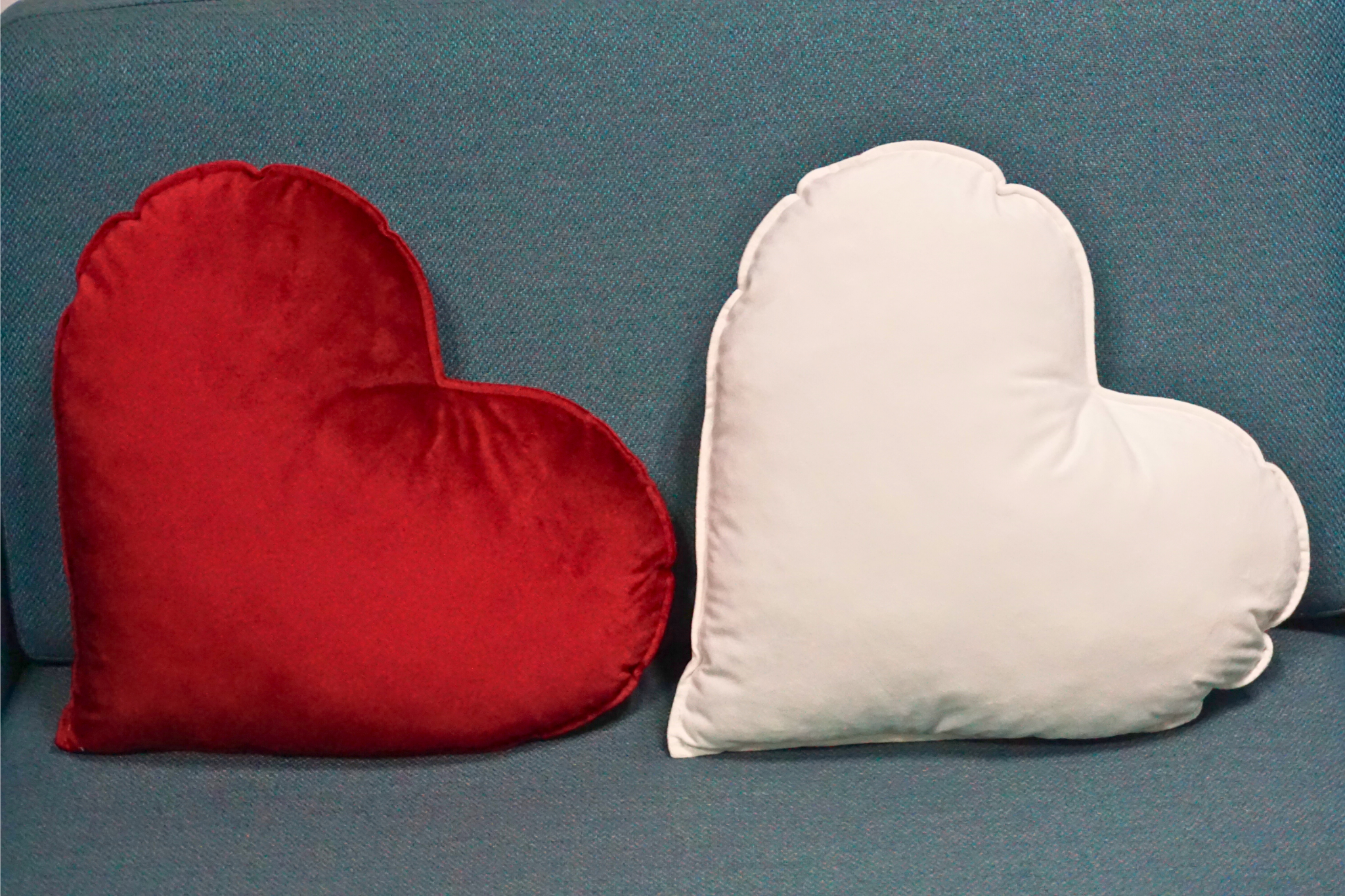 Coussin coeur en velours pour la Saint Valentin avec broderie personnalisée