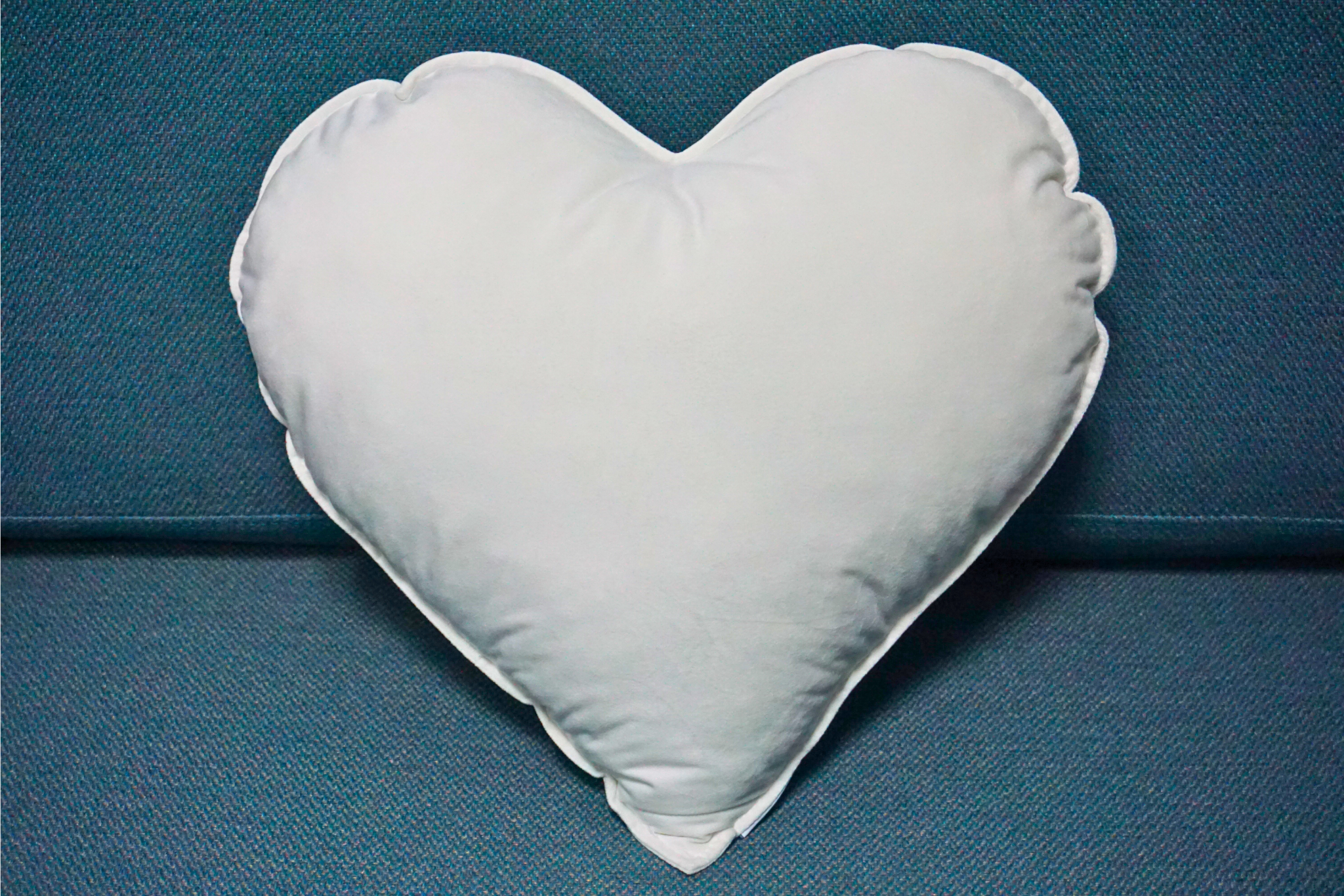 Coussin coeur en velours pour la Saint Valentin avec broderie personnalisée