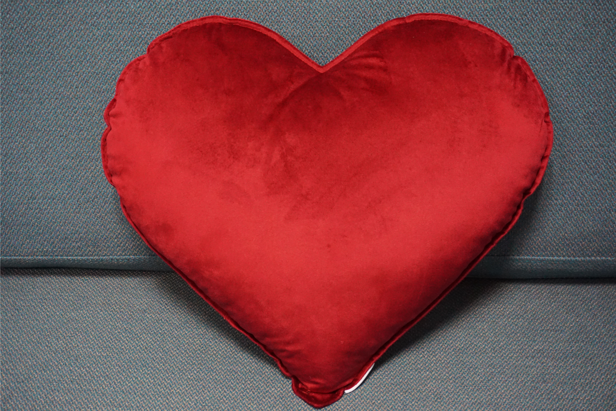 Coussin coeur en velours pour la Saint Valentin avec broderie personnalisée